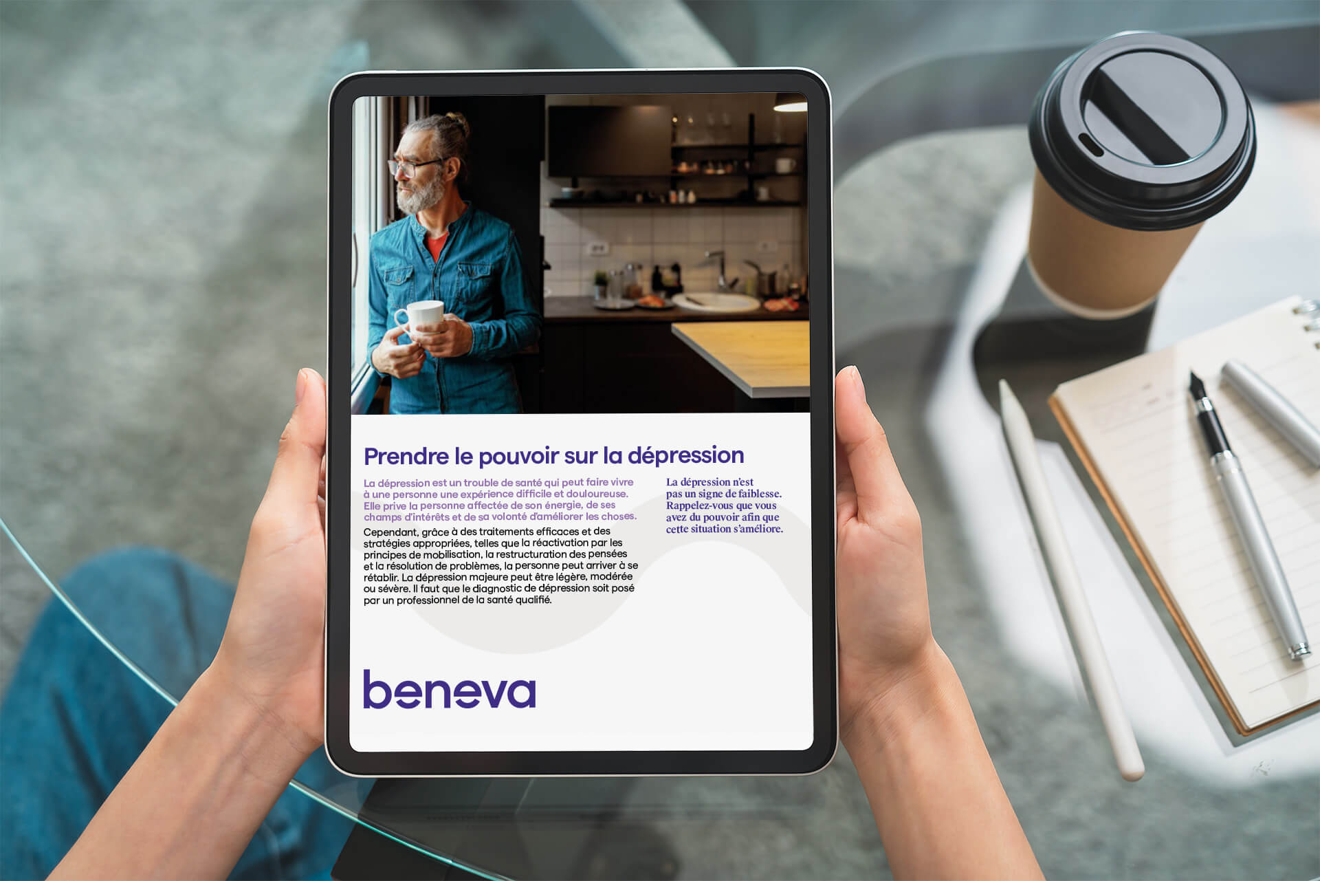 Une personne en train de regarder un guide intéractif de Beneva sur sa tablette.