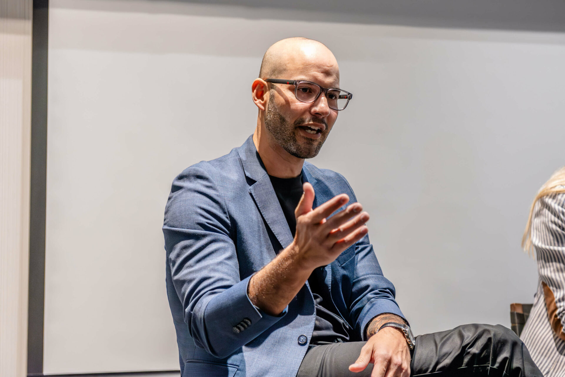 Portrait of Nuno Bamberg speaking to the audience.